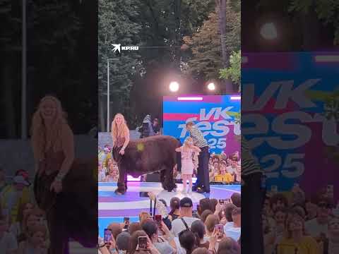 Собчак пришлось брать интервью у отца семейства видеоблогеров Кукояк сзади костюма лошади #vkfest