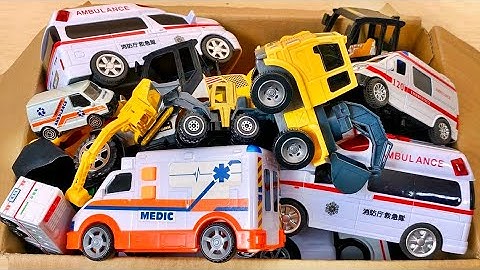 An ambulance minicar and a toy excavator (working vehicle) run ☆Emergency run! siren sounds