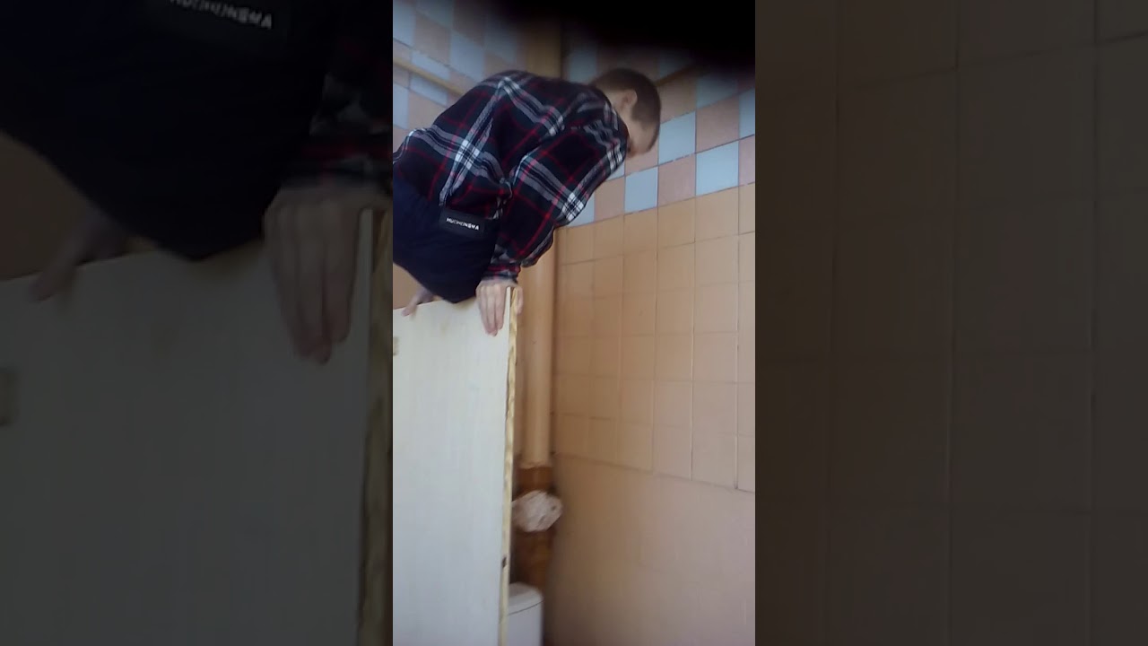 Парень девицу в туалете поимел Парень девицу в туалете поимел