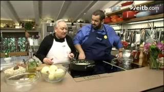 David De Jorge y Charo Zapiain preparan una tortilla de bacalao