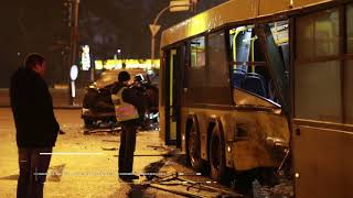 В Киеве На Харьковской площади Lexus влетел в автобус: семейную пару с ребенком госпитализировали