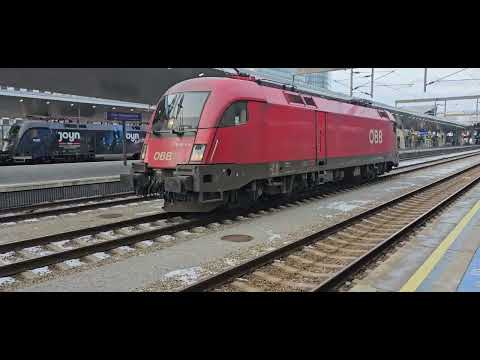 Flüchtlinge fahren vom Wiener Hauptbahnhof Rivhtung Detuschland 5. September 2015