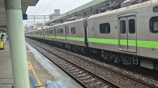 4017次瑞芳發車開往樹林的銀綠色微笑號EMU900型十輛一編組EMU904區間快車故障排解中，和4816次八斗子發車經由平溪線開往菁桐的1025+1030+1028+1023四節DRC原色柴油客車