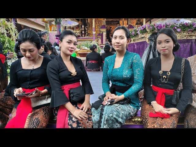 AKTIVITAS NYIRAMIN LAYON COKORDA ISTRI RAI DHARMAWATI !!! - Puri Agung Ubud, Bali, 6 Juni 2024 class=