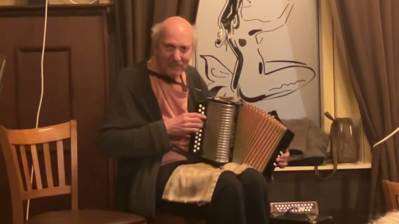 Tony Hall (82) in actie tijdens Trekzakavond Medemblik 2025 in Café Brakeboer. Trekzak Westfriesland