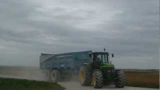 Moisson 2011:JD 7710+benne Maupu 18t.