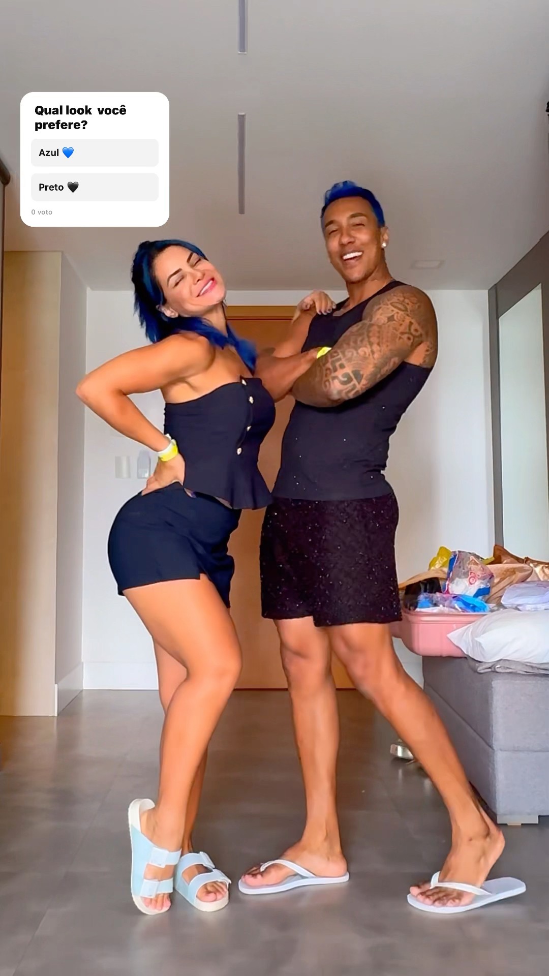 Qual look você prefere: azul ou preto? ?? @ApolloSant #transition #entretenimento
