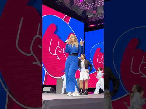 POLI поёт свой куплет из «Sigma Girl» на сцене VK fest 💙