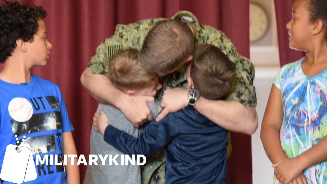 Sailor hidden backstage can't wait to surprise his sons | Militarykind