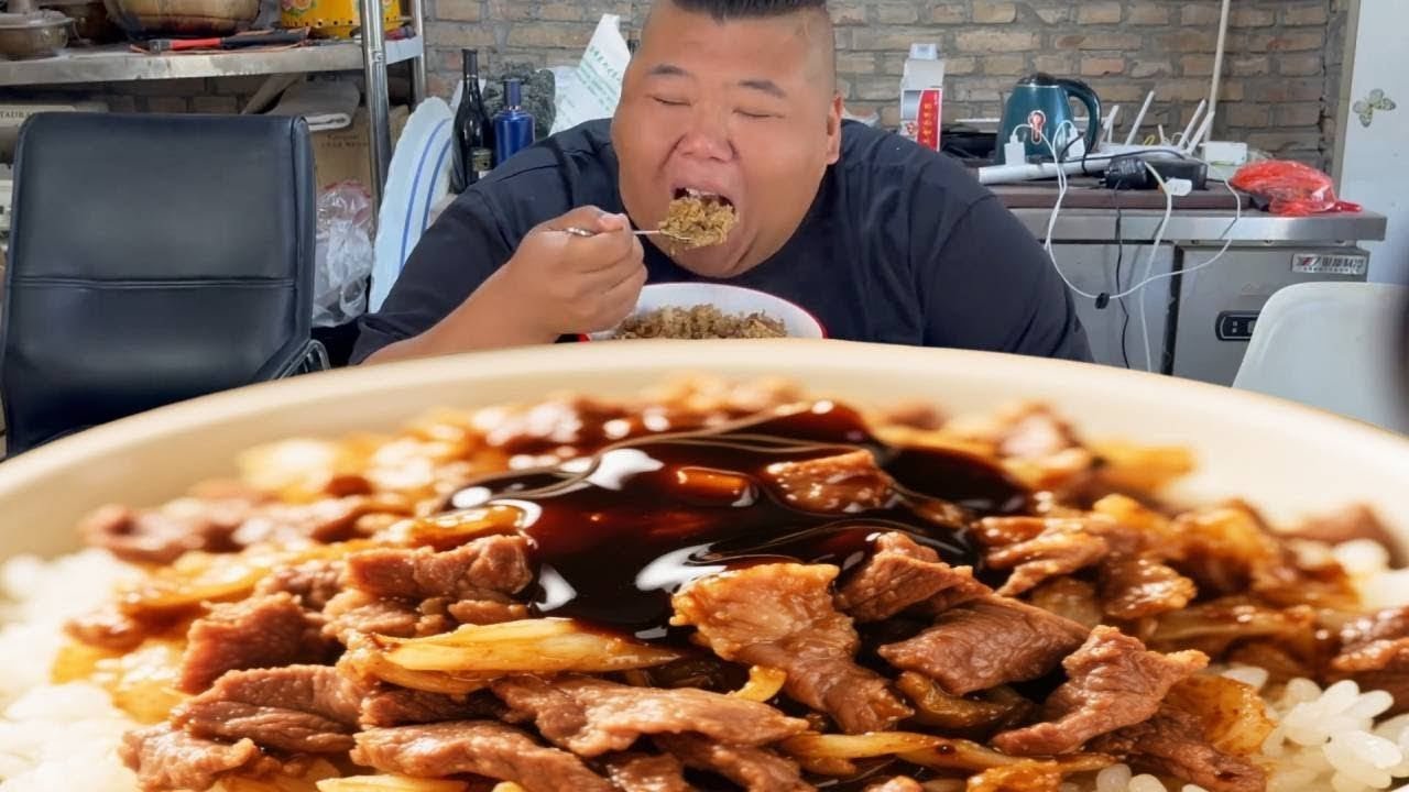 Brother Monkey made a big bowl of beef rice today, and his mouth was ...