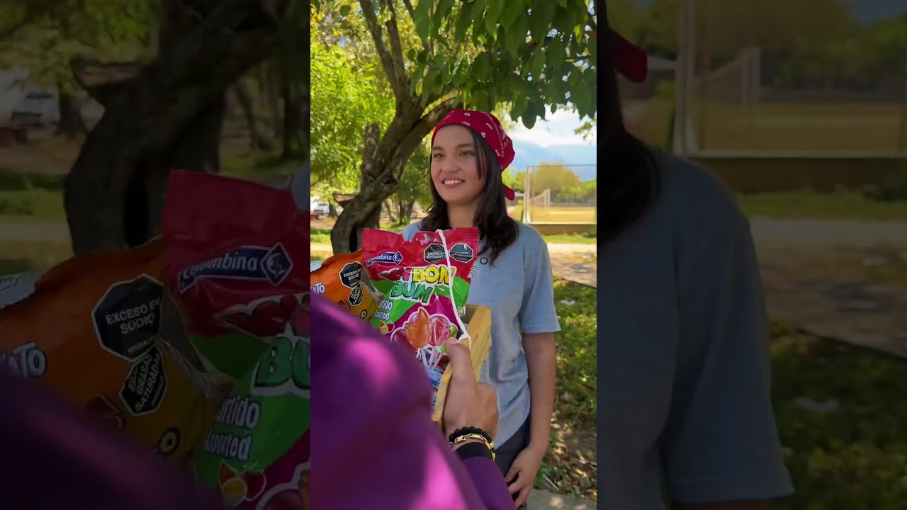 Niña malcriada se burla de la niña pobre por vender dulces en la calle😱