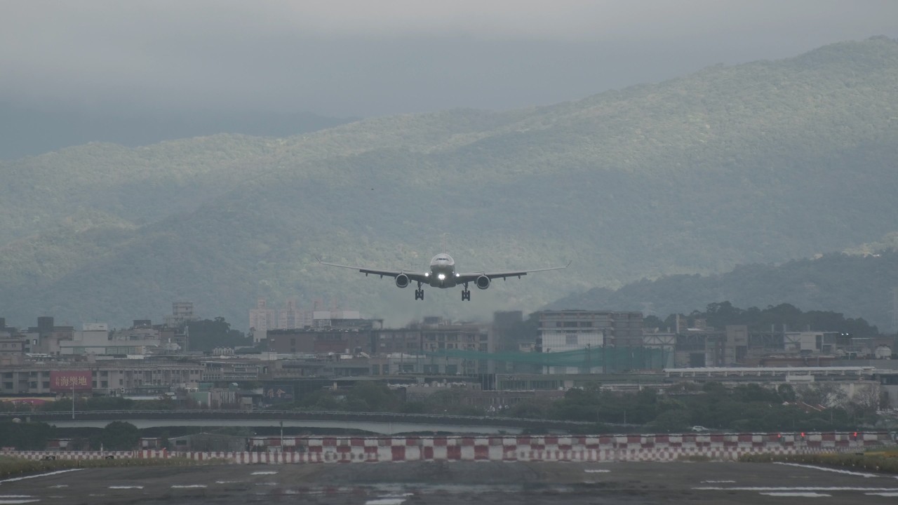 四川航空 Sichuan Airlines B-8332 臺北松山機場TSA 28跑道降落 Runway 28
