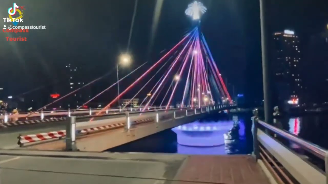 Han River Bridge is the first and only swing bridge in Vietnam, a highlight of Da Nang’s cityscape.