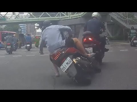 【車禍影片】 轉頭的瞬間（2023.05.15 台北市大同區民權西路與承德路三段口