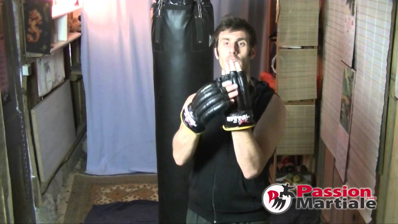 Exercices sur sac de frappe - Les gants pour travailler sur un sac - YouTube