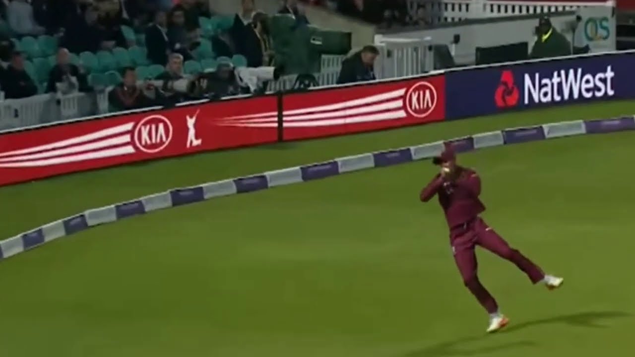 unbelievable ! chris Gayle takes a one handed catch