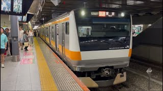 E233系0番台T5編成が快速東京行きとして新宿駅7番線から発車するシーン (1232T) 2026.8.10.13:24
