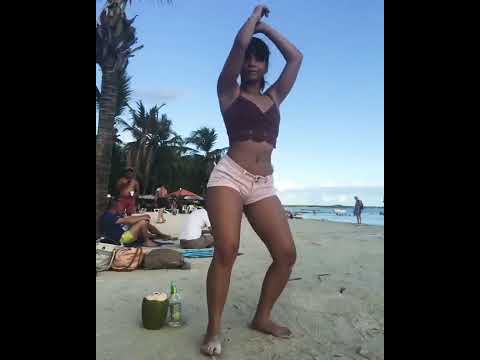 Caomi02 bailando TIkTok dance con Dembow CoCo en la playa de Rep. Dom. 🥵🔥