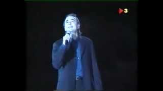 Joan Manuel Serrat canta l'himne del Barça a la festa del Centenari. 1998