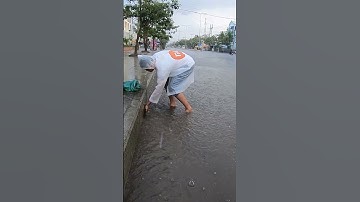 Remove Leaves Flow Clogged Drain While Raining #satisfying #unclog #clogged #remove #shorts