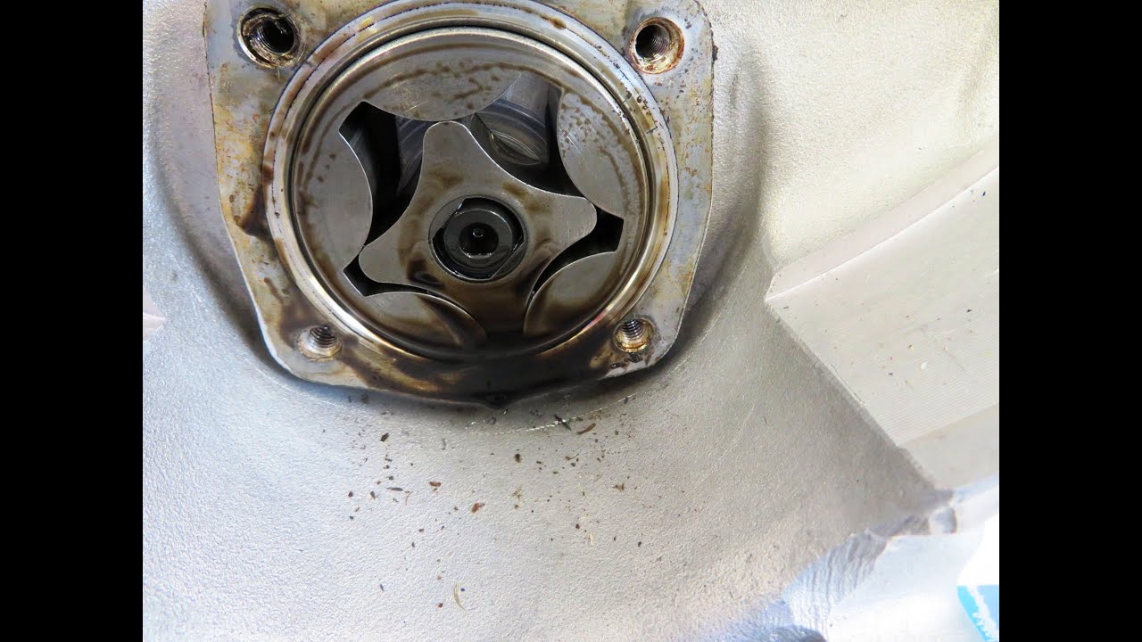 Снятие и осмотр масляного насоса BMW R80ST 1983 года