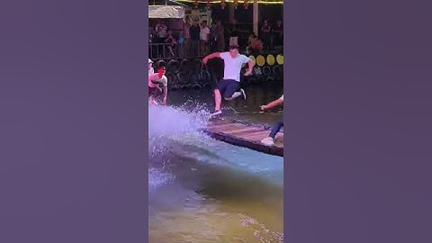 Satu Orang vs. Sepuluh: Teknik Ajaib di Jembatan Ayun! #bestofsports #sportsmagic