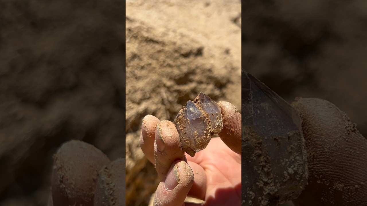 Кристалл аметиста, только что добытый из кармана 
