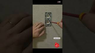 Plaatsen Van Een Tweevoudig Inbouwstopcontact In Een Badkamer. Www.jornedesmet.be