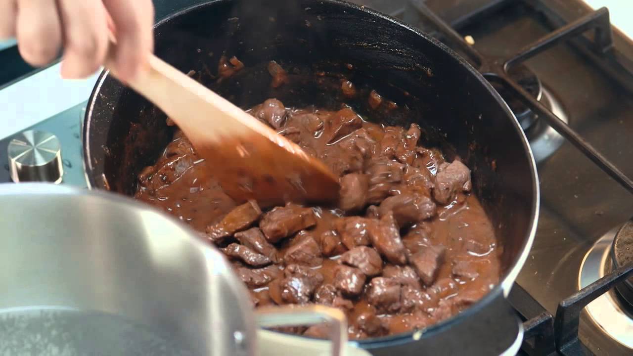 Széll Tamás - Vaddisznóragu diós-fűszeres tésztával