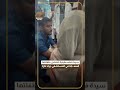 سيدة فلسطينية تحتضن طفلتها المصـ.ـابة في المستشفي جراء غارة علي غزة