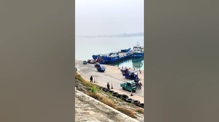 Hundreds of people came across the river by boat. Crossing the river by ferry. Yangtze River ferry. - DayDayNews