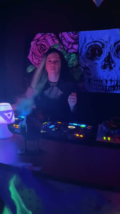 Expect Lydia Nexus to bring the good vibes at a #party 💜 Full #djset https://youtu.be/3O1ck4Vy0a8