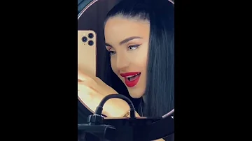 ناز ديج تغني اغنيه حي عليا كل يوم نحيا ونموت 