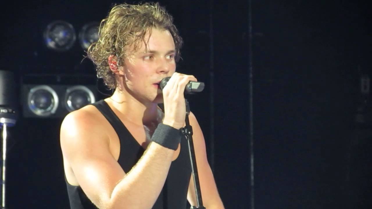 Pizza- 5SOS at The Forum