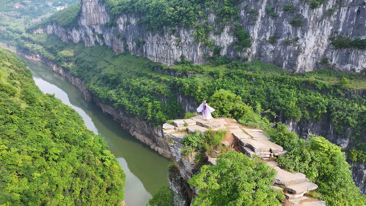 Глубокая горная платформа в Гуйчжоу с трех сторон окружена скалами, что впечатляет.