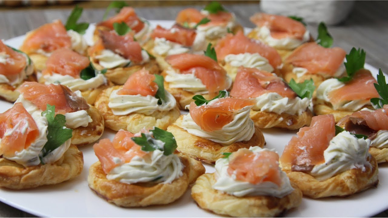 Тартины из слоеного теста с лососем