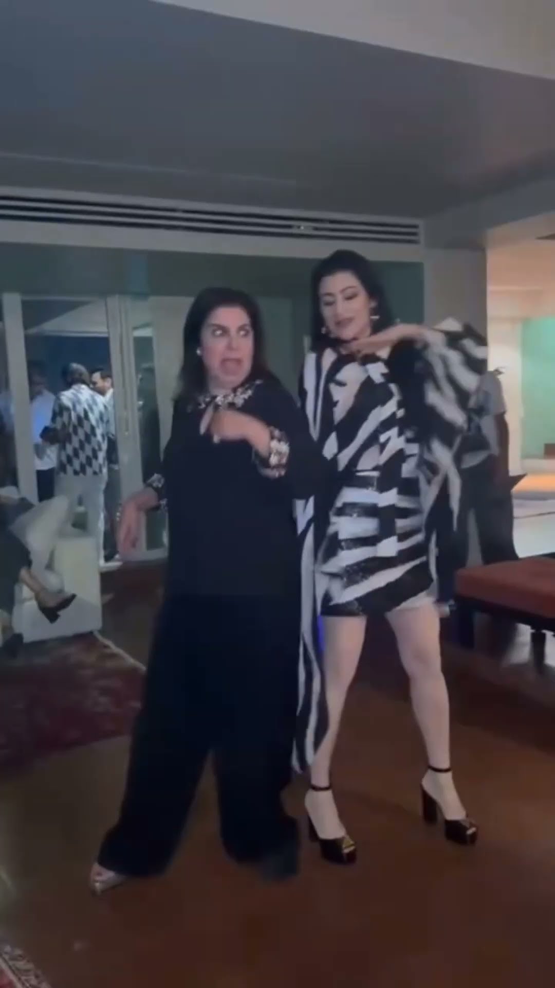 Shalini Passi DANCES with Farah Khan at her birthday bash ? #shorts #shalinipassi #farahkhan
