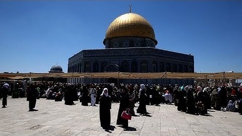 Israel lets Gazans into Jerusalem for Ramadan prayers