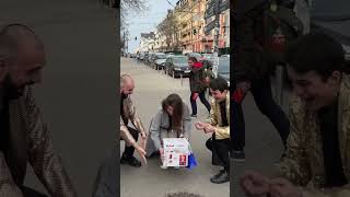 Є фокус - є свято! #перехожі #сюрприз #слотбокс #фокус #funnyvideo #подарунок #funnyshortvideo