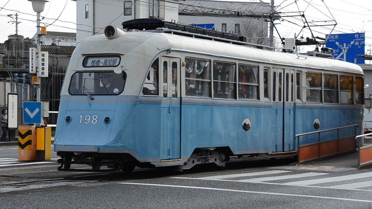 世界に2台だけの北欧電車でサンタがプレゼント とさでん交通 - YouTube