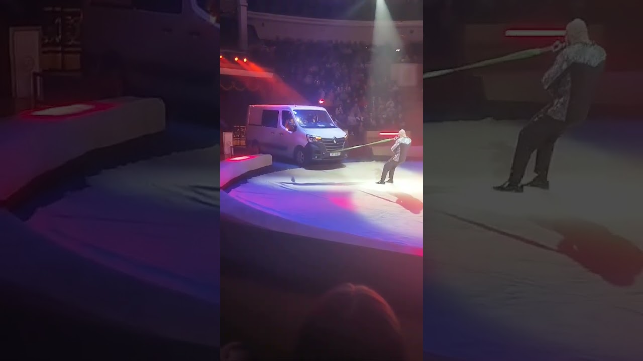 Феруз Юсупов зубами тянет трос, к которому привязали маршрутку