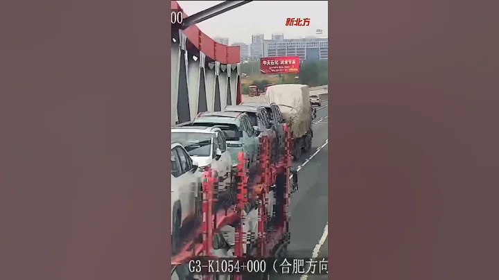 油桶在路上亂滾阻礙交通，熱心車主下車後將其搬到安全位置#真實事件 #奇聞趣事 #新聞 #shorts - 天天要聞