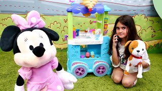 Oyuncak videosu. Minnie Mouse Köpüş köpeğini kaybetti. Kızlar için eğitici video