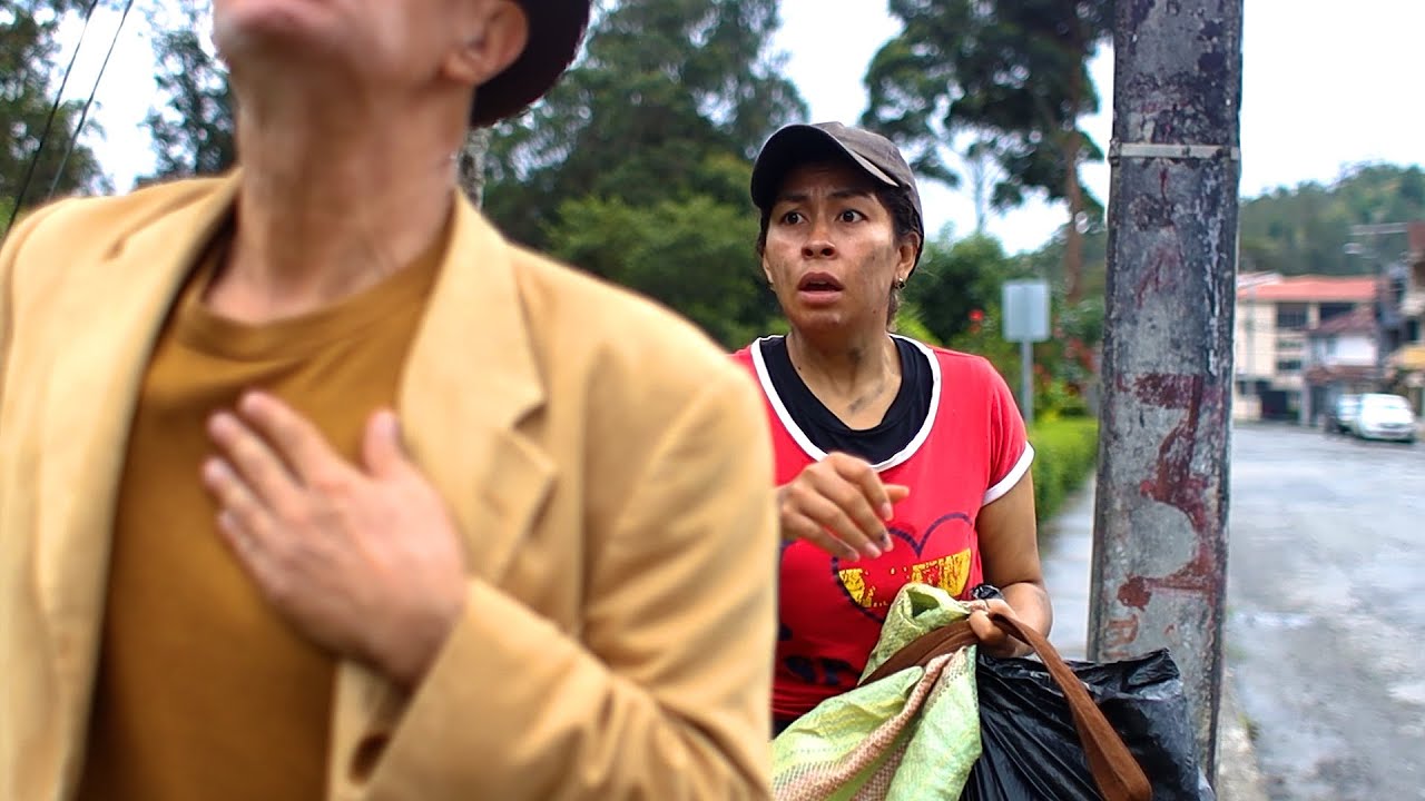 Recolectora ayuda a un anciano, sin imaginar el giro que daría su vida