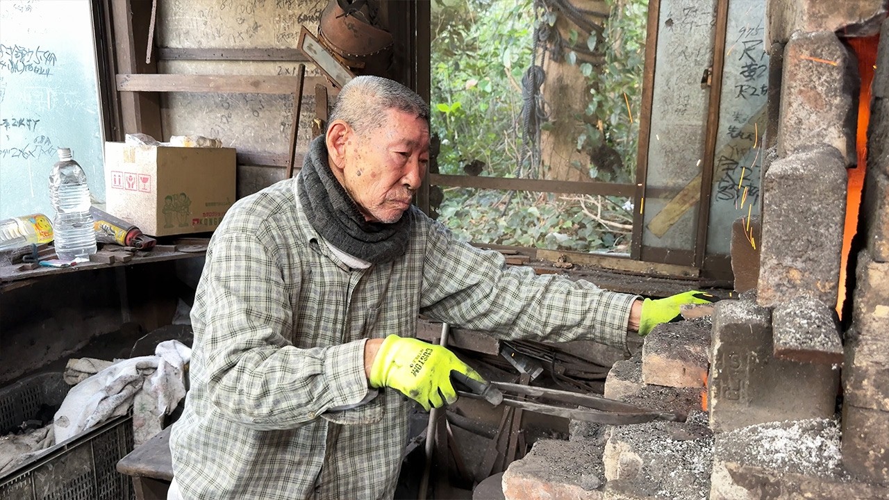 How Mizumoto Yaki Knives are made. Blacksmith Craftsmen Making Knives with excellent sharpness