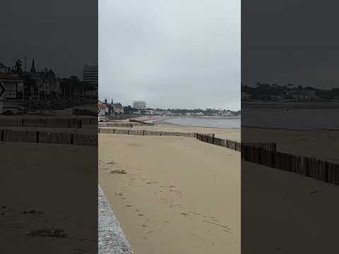 À Royan, en bordure de plage.