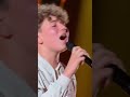 Il cavallo di battaglia di Niccoló per la seconda manche in Finale è "Passerà" di Aleandro Baldi🥹