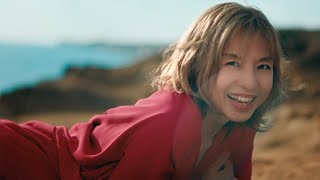 山口智子、真っ赤な衣装でゴロン　絶景スポットで爽やか笑顔　“着る岩盤浴”BSFINE新CM「山口さんデビュー」編