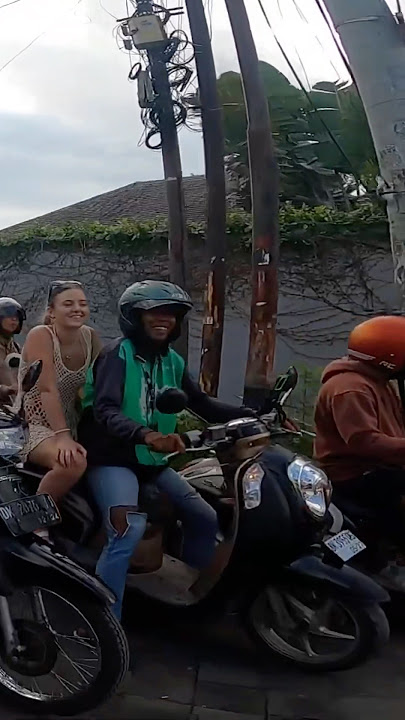 Gak bahaya tah bergoyang diatas motor