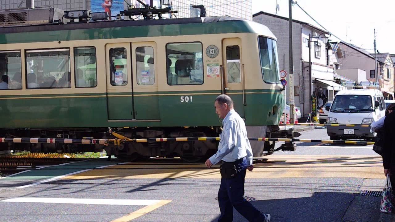 Enoden train near Hase Station (Kanagawa) - YouTube